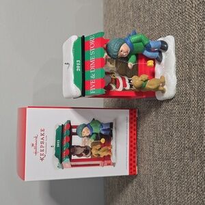 2013 Hallmark Christmas Window "Five & Dime Store" Ornament